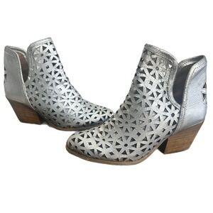 Musse & Cloud Caila Metallic Distressed Laser Cut Boho Booties Size: 7/37